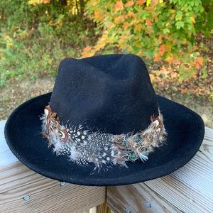 Gorgeous forever 21 black multi feather fedora